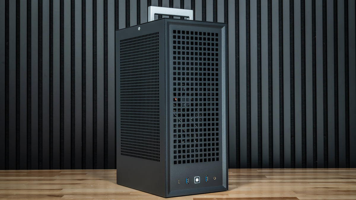 VAPOR CHAMBER RX 9060 XT Gaming PC – front view of HYTE Revolt 3 ITX case