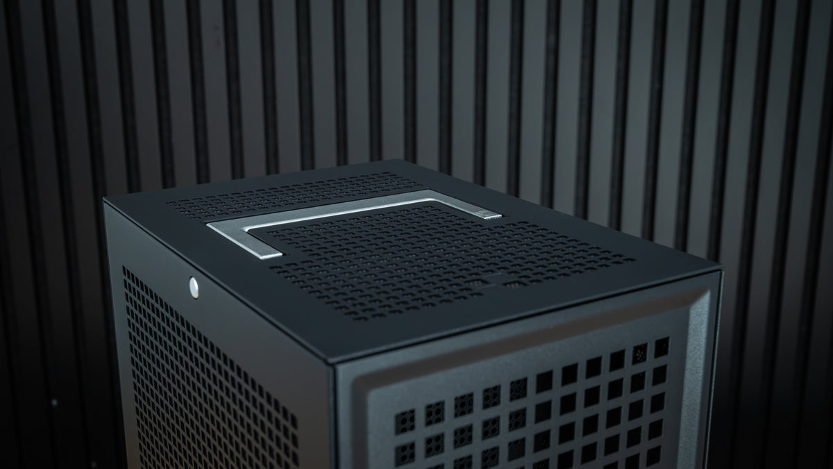 VAPOR CHAMBER RX 9060 XT Gaming PC – top panel view