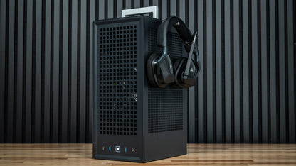 VAPOR CHAMBER RX 9060 XT Gaming PC – front view of HYTE Revolt 3 ITX case
