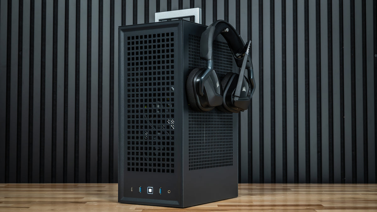 VAPOR CHAMBER RX 9060 XT Gaming PC – front view of HYTE Revolt 3 ITX case