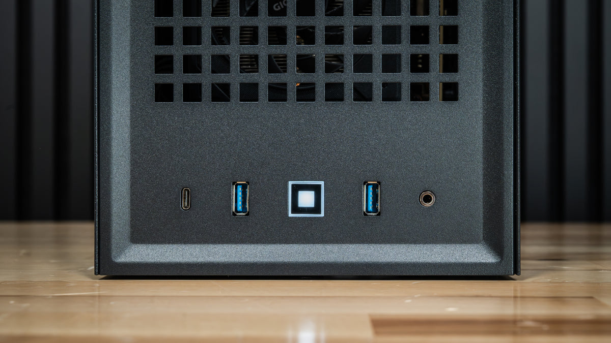 VAPOR CHAMBER RX 9060 XT Gaming PC – close-up of internal cooling and rear I/O ports